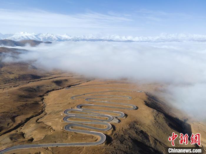 圖為西藏定日縣，前往珠穆朗瑪峰大本營(yíng)蜿蜒的公路與云海。　江飛波 攝