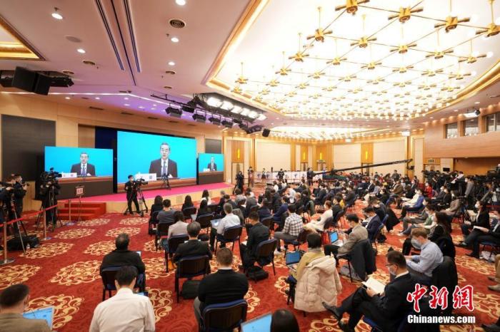 圖為記者在梅地亞中心多功能廳采訪。<a target='_blank' ><p  align=